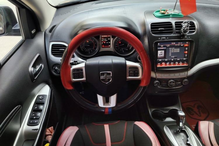 Used Dodge Journey 2013 2.4L Two-Wheel Drive Luxury Version Steering Wheel