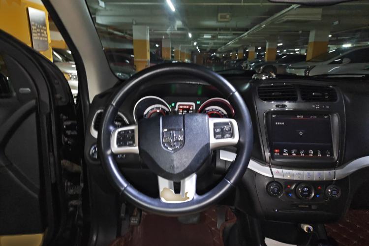 Used Dodge Journey 2013 2.4L Two-Wheel Drive Luxury Version Steering Wheel
