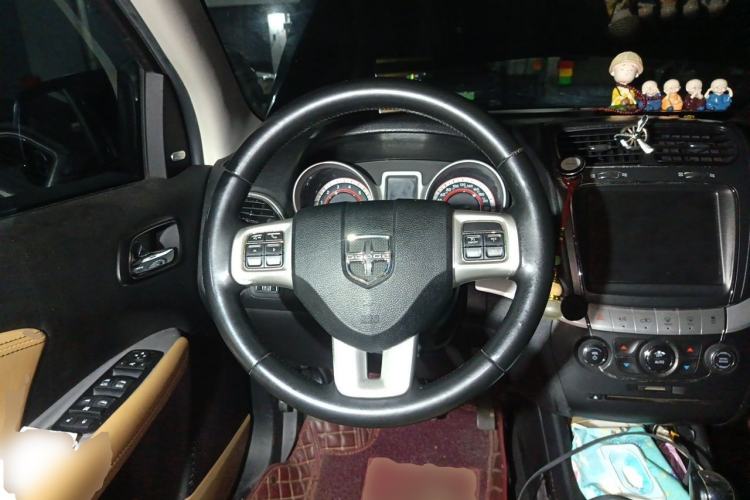 Used Dodge Journey 2013 2.4L Two-Wheel Drive Luxury Version Steering Wheel