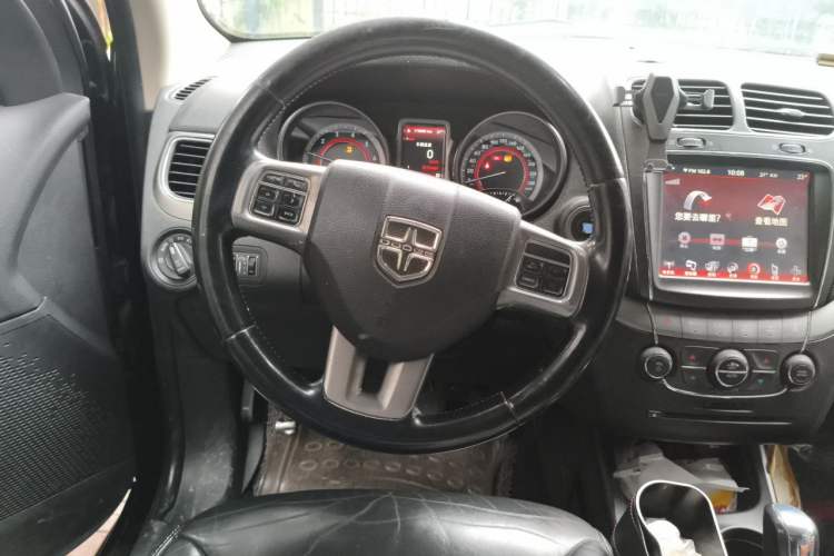 Used Dodge Journey 2013 2.4L Two-Wheel Drive Luxury Version Steering Wheel