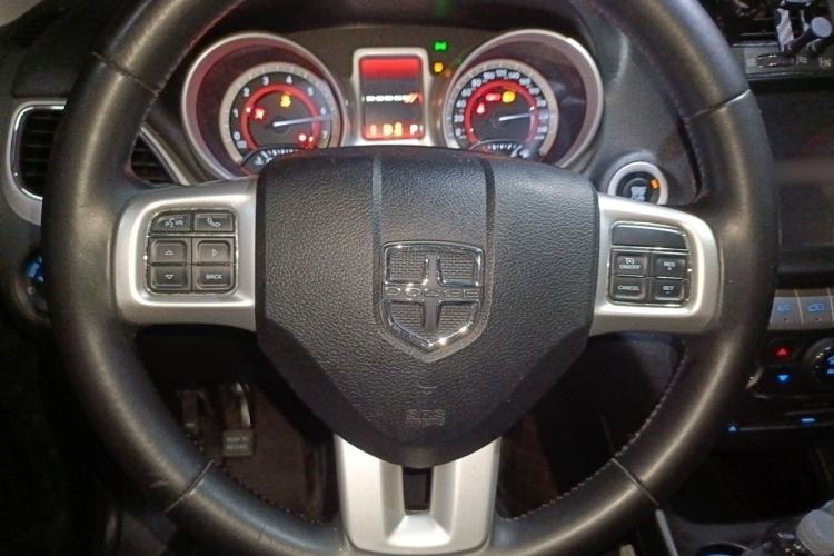 Used Dodge Journey 2013 2.4L Two-Wheel Drive Luxury Version Steering Wheel