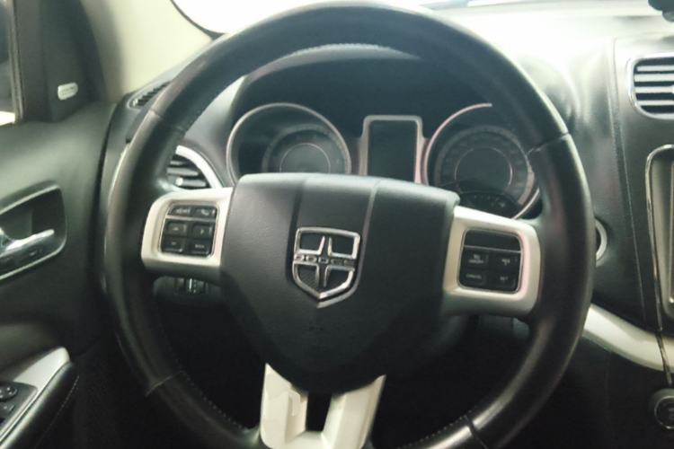 Used Dodge Journey 2013 2.4L Two-Wheel Drive Luxury Version Steering Wheel