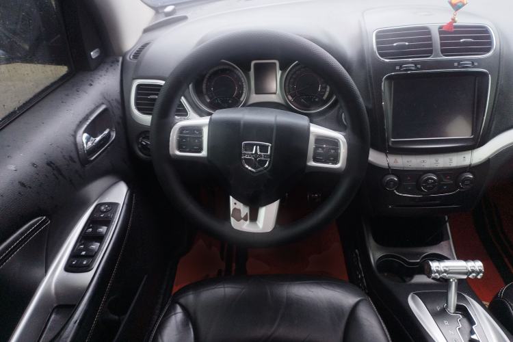 Used Dodge Journey 2013 2.4L Two-Wheel Drive Luxury Version Steering Wheel