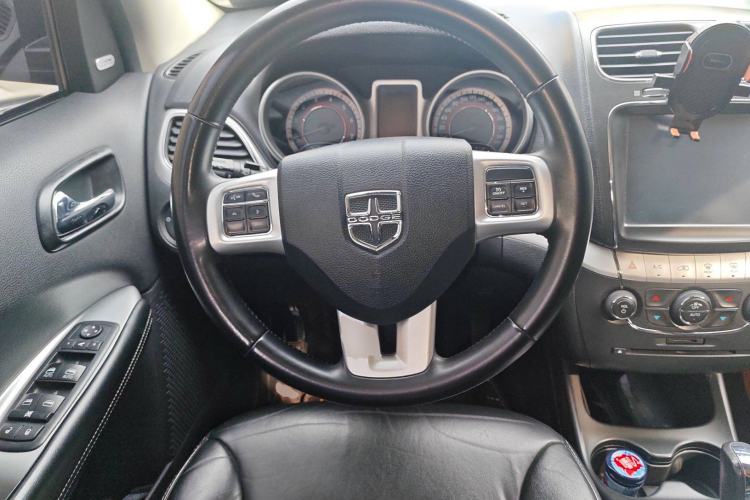 Used Dodge Journey 2013 2.4L Two-Wheel Drive Luxury Version Steering Wheel