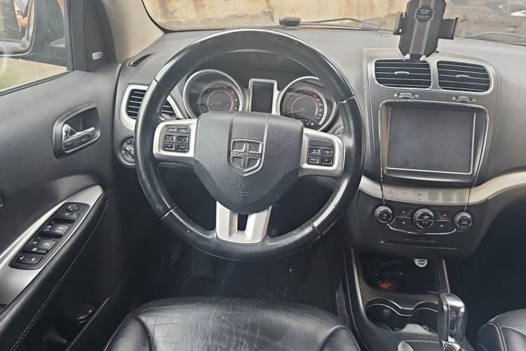 Used Dodge Journey 2013 2.4L Two-Wheel Drive Luxury Version Steering Wheel