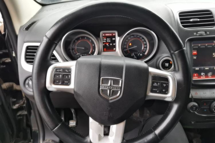 Used Dodge Journey 2013 2.4L Two-Wheel Drive Luxury Version Steering Wheel