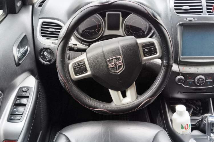 Used Dodge Journey 2013 2.4L Two-Wheel Drive Luxury Version Steering Wheel