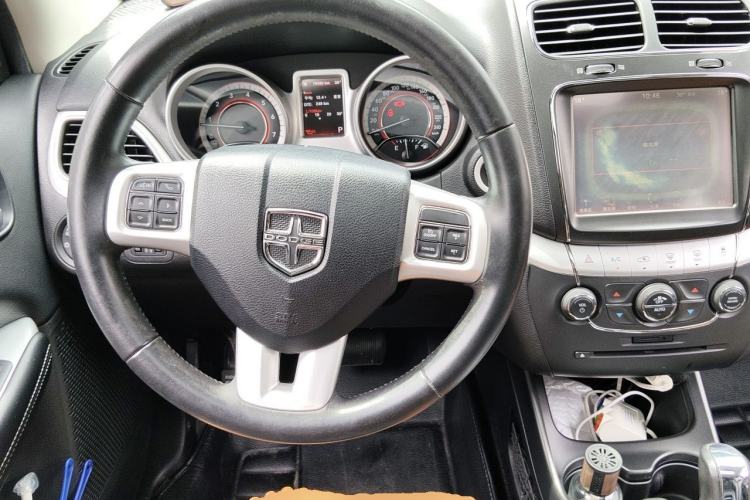 Used Dodge Journey 2013 2.4L Two-Wheel Drive Luxury Version Steering Wheel