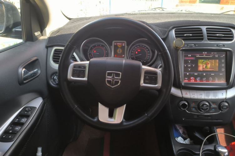 Used Dodge Journey 2013 2.4L Two-Wheel Drive Luxury Version Steering Wheel