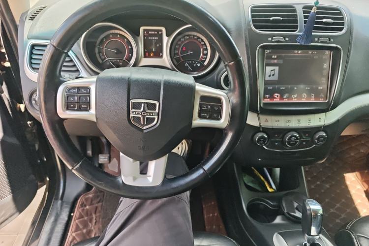 Used Dodge Journey 2013 2.4L Two-Wheel Drive Luxury Version Steering Wheel