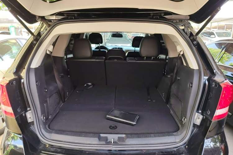 Used Dodge Journey 2013 2.4L Two-Wheel Drive Luxury Version Trunk
