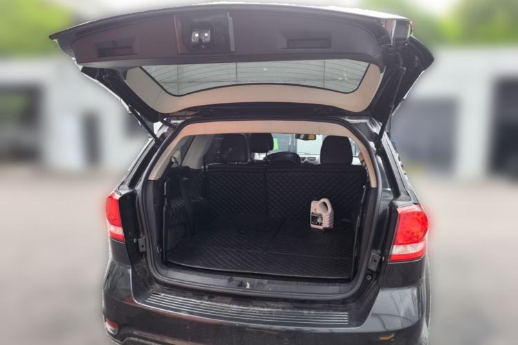 Used Dodge Journey 2013 2.4L Two-Wheel Drive Luxury Version Trunk