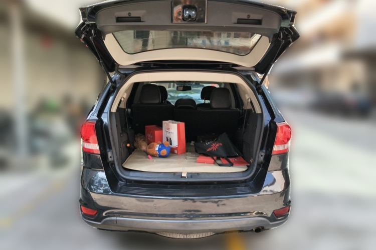 Used Dodge Journey 2013 2.4L Two-Wheel Drive Luxury Version Trunk