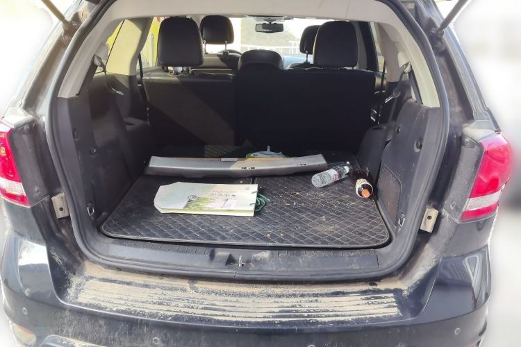 Used Dodge Journey 2013 2.4L Two-Wheel Drive Luxury Version Trunk