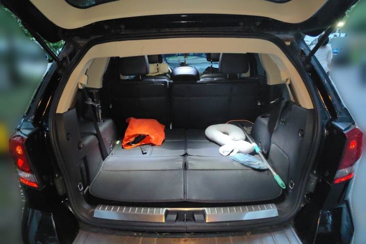 Used Dodge Journey 2013 2.4L Two-Wheel Drive Luxury Version Trunk