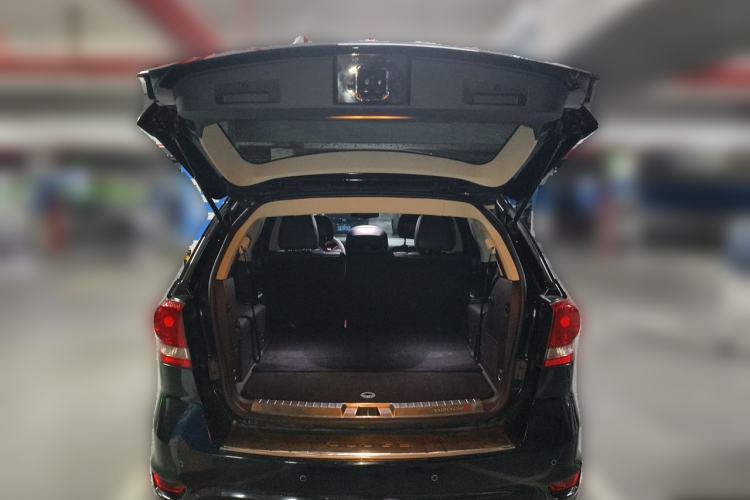 Used Dodge Journey 2013 2.4L Two-Wheel Drive Luxury Version Trunk