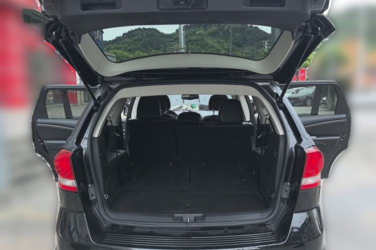 Used Dodge Journey 2013 2.4L Two-Wheel Drive Luxury Version Trunk