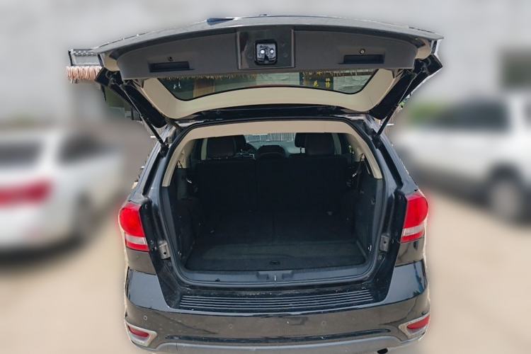 Used Dodge Journey 2013 2.4L Two-Wheel Drive Luxury Version Trunk