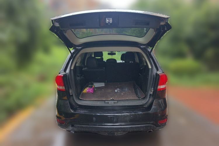 Used Dodge Journey 2013 2.4L Two-Wheel Drive Luxury Version Trunk