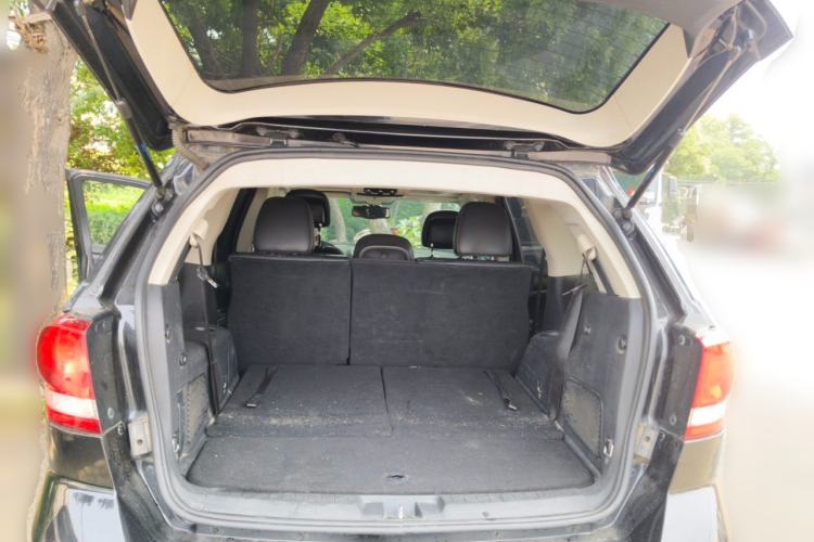 Used Dodge Journey 2013 2.4L Two-Wheel Drive Luxury Version Trunk