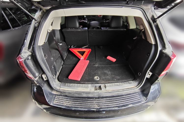 Used Dodge Journey 2013 2.4L Two-Wheel Drive Luxury Version Trunk