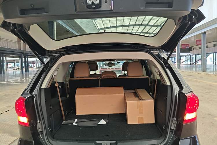 Used Dodge Journey 2013 2.4L Two-Wheel Drive Luxury Version Trunk