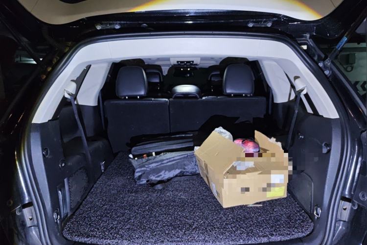 Used Dodge Journey 2013 2.4L Two-Wheel Drive Luxury Version Trunk