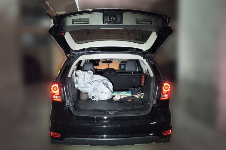 Used Dodge Journey 2013 2.4L Two-Wheel Drive Luxury Version Trunk