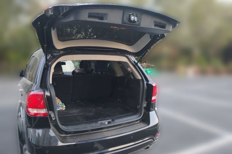 Used Dodge Journey 2013 3.6L Four-Wheel Drive Flagship Edition Trunk