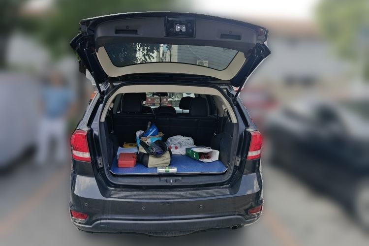 Used Dodge Journey 2013 2.4L Two-Wheel Drive Luxury Version Trunk