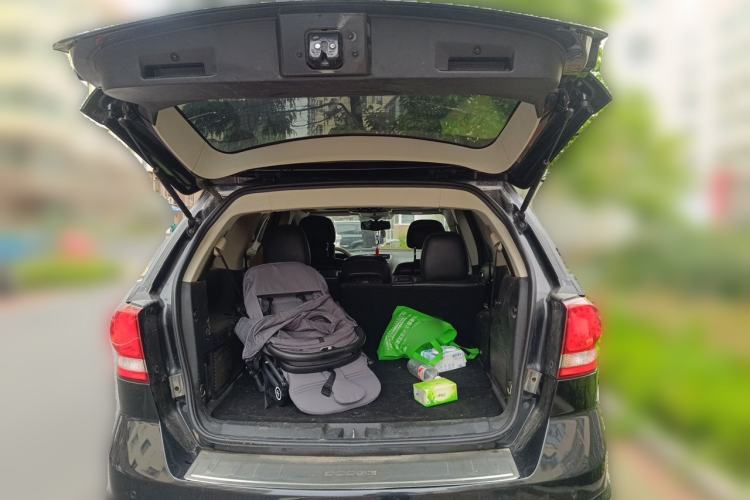 Used Dodge Journey 2013 2.4L Two-Wheel Drive Luxury Version Trunk