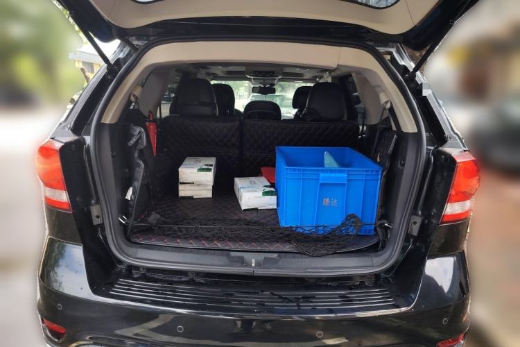 Used Dodge Journey 2013 2.4L Two-Wheel Drive Luxury Version Trunk