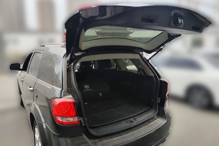 Used Dodge Journey 2013 2.4L Two-Wheel Drive Luxury Version Trunk
