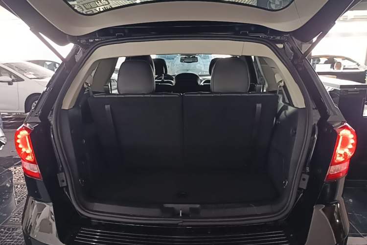 Used Dodge Journey 2013 2.4L Two-Wheel Drive Luxury Version Trunk
