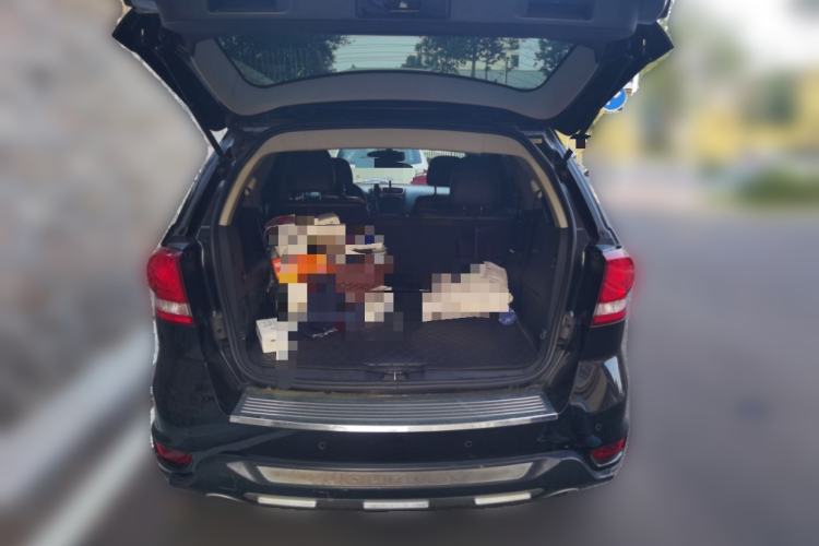 Used Dodge Journey 2013 2.4L Two-Wheel Drive Luxury Version Trunk