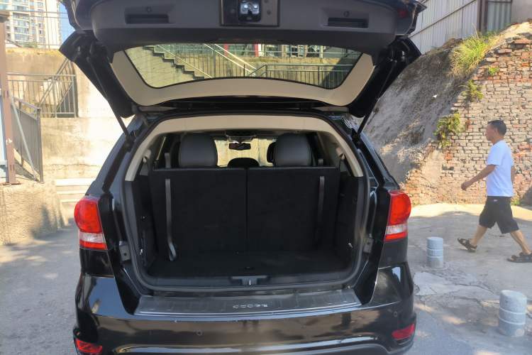 Used Dodge Journey 2013 2.4L Two-Wheel Drive Luxury Version Trunk