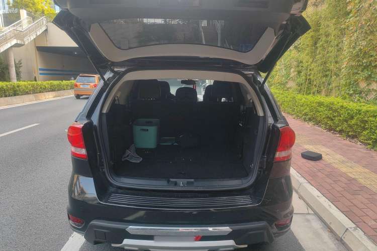 Used Dodge Journey 2013 2.4L Two-Wheel Drive Luxury Version Trunk