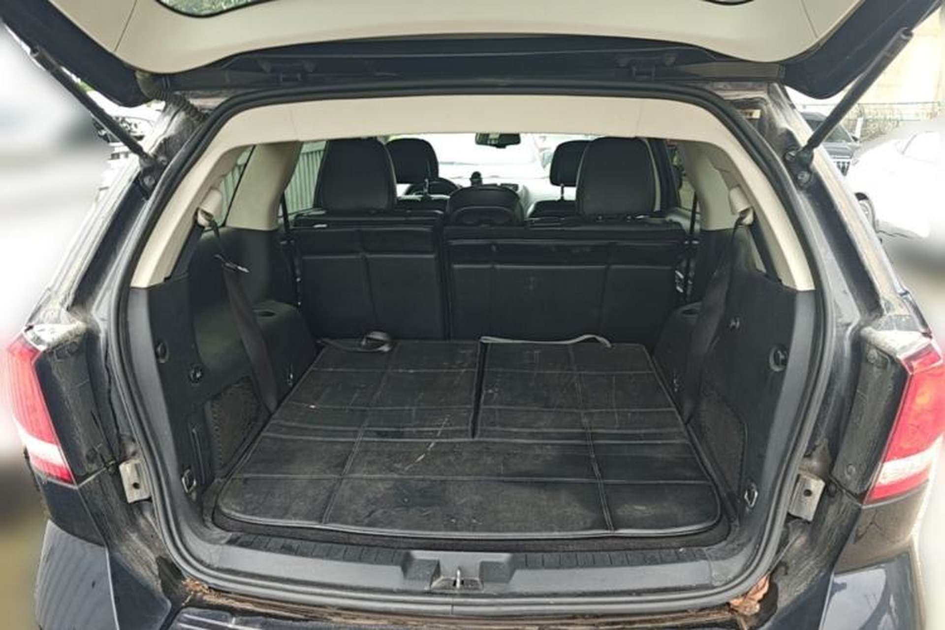 Used Dodge Journey 2013 2.4L Two-Wheel Drive Luxury Version Trunk