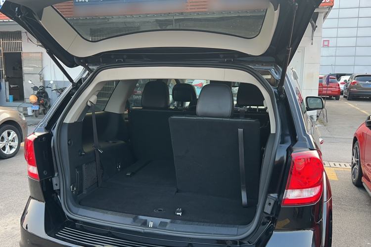 Used Dodge Journey 2013 2.4L Two-Wheel Drive Luxury Version Trunk