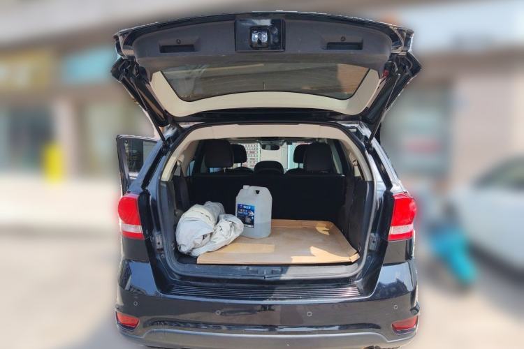 Used Dodge Journey 2013 2.4L Two-Wheel Drive Luxury Version Trunk