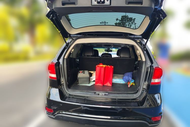 Used Dodge Journey 2013 2.4L Two-Wheel Drive Luxury Version Trunk