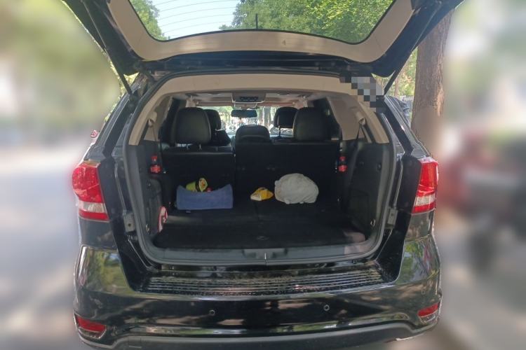 Used Dodge Journey 2013 2.4L Two-Wheel Drive Luxury Version Trunk