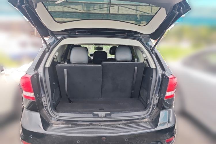 Used Dodge Journey 2013 2.4L Two-Wheel Drive Luxury Version Trunk