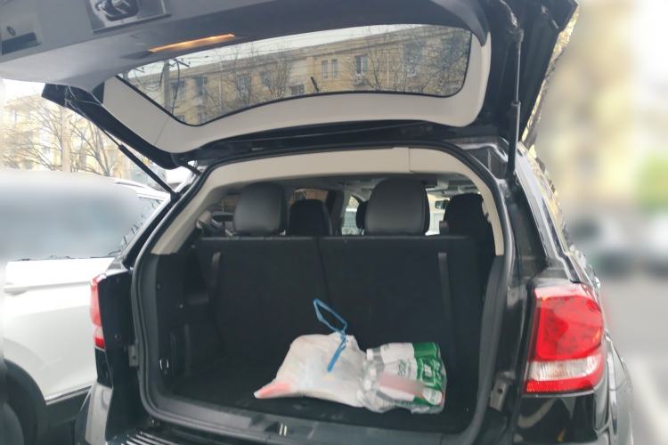 Used Dodge Journey 2013 2.4L Two-Wheel Drive Luxury Version Trunk