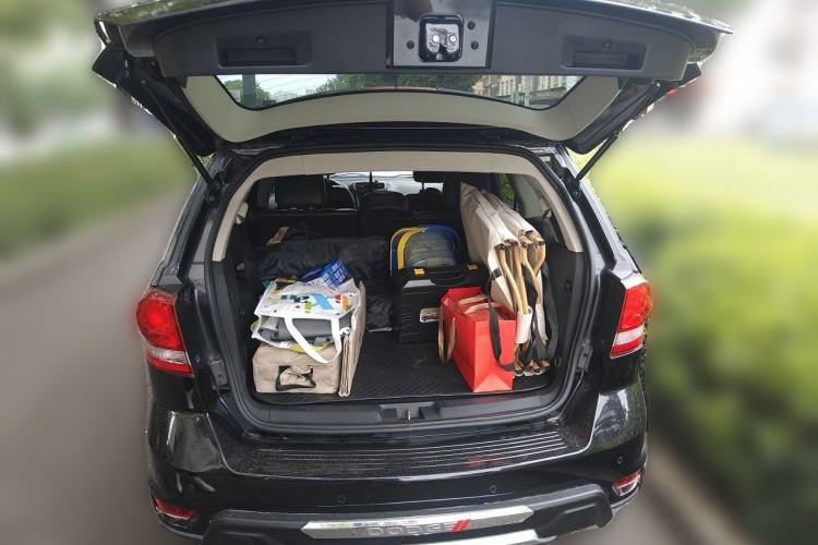 Used Dodge Journey 2013 2.4L Two-Wheel Drive Luxury Version Trunk