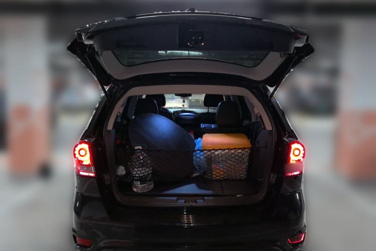 Used Dodge Journey 2013 2.4L Two-Wheel Drive Luxury Version Trunk