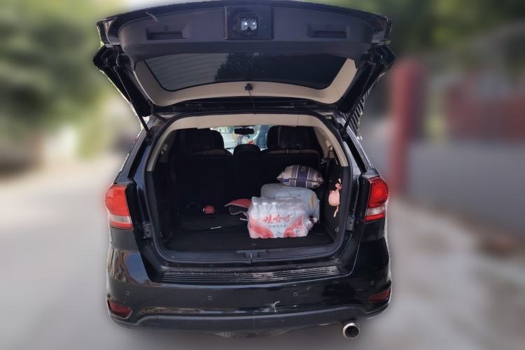Used Dodge Journey 2013 2.4L Two-Wheel Drive Luxury Version Trunk