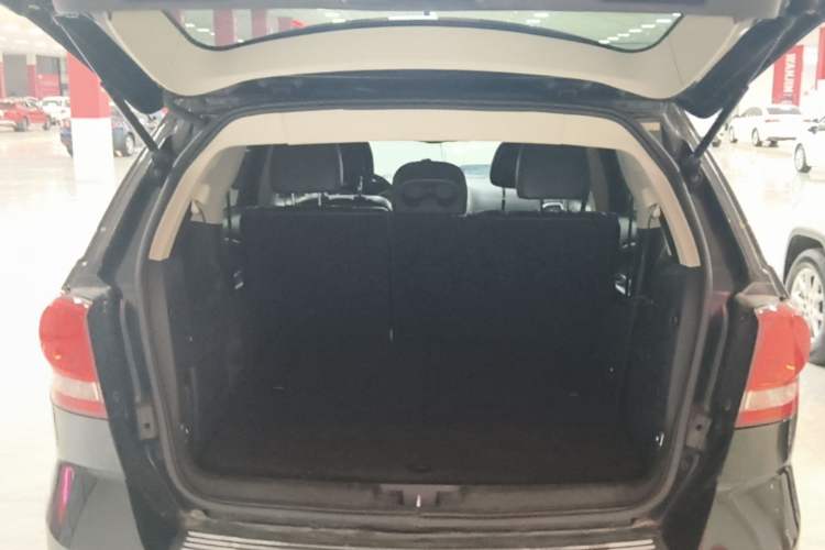Used Dodge Journey 2013 2.4L Two-Wheel Drive Luxury Version Trunk