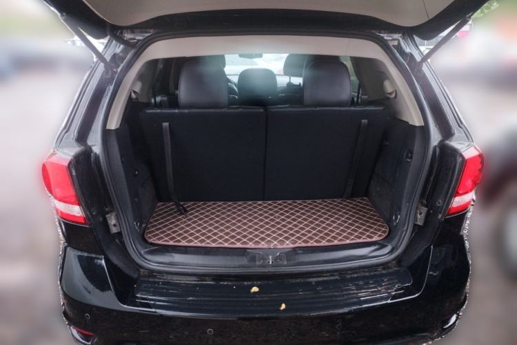 Used Dodge Journey 2013 2.4L Two-Wheel Drive Luxury Version Trunk