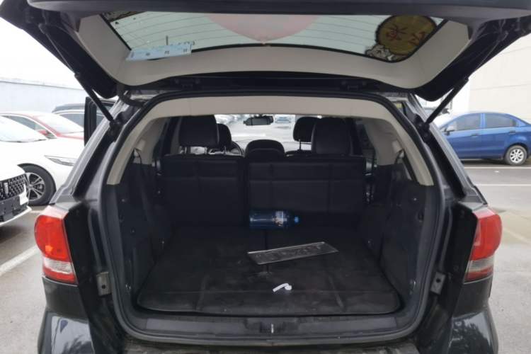 Used Dodge Journey 2013 2.4L Two-Wheel Drive Luxury Version Trunk